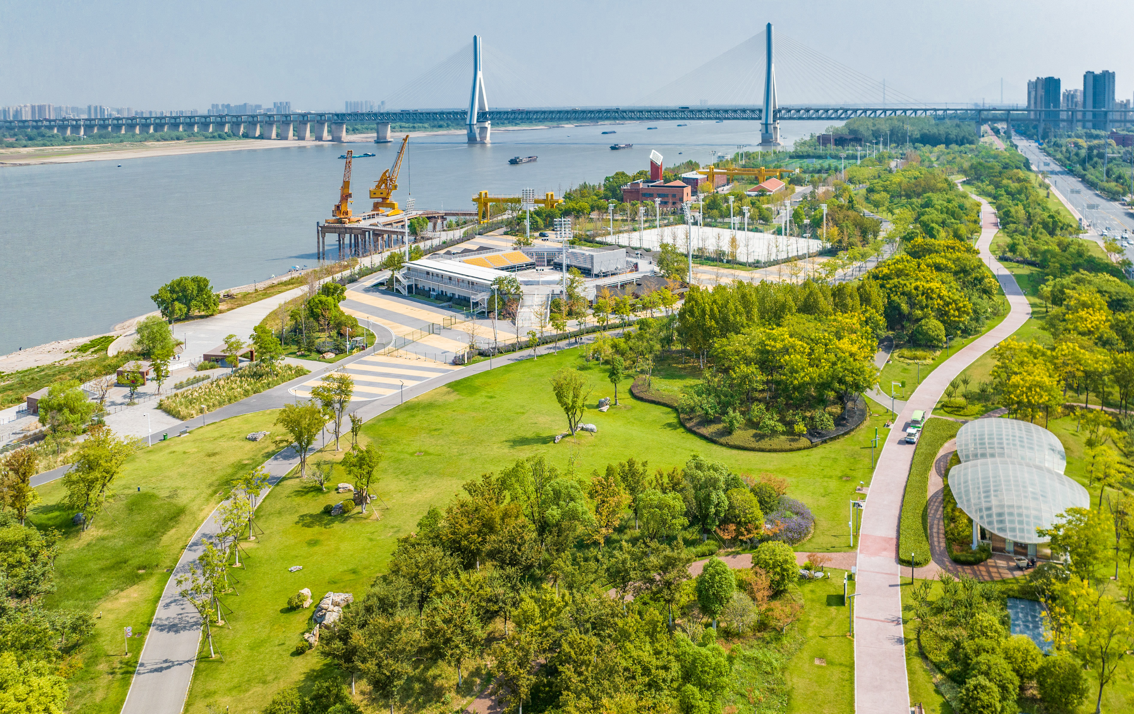 《長(zhǎng)江日?qǐng)?bào)》：漫江畫卷入城來